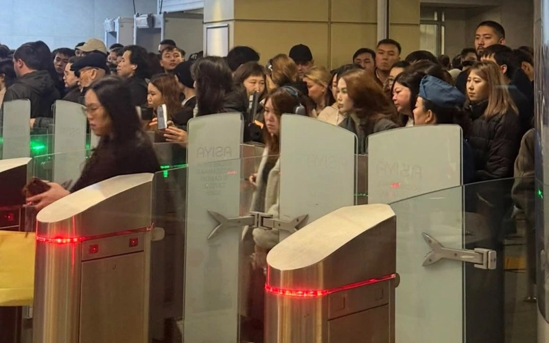 Алматылықтар метро кіреберісіндегі ұзын-сонар кезекке шағымданды