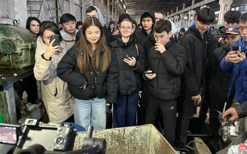 Незаконный товар на 315 млн тенге разбили молотками в Павлодаре Незаконный товар на 315 млн тенге разбили молотками в Павлодаре