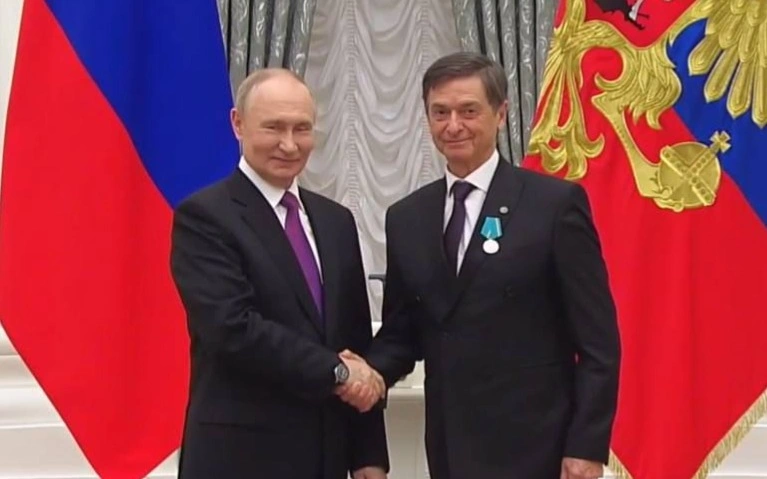 Владимир Путин вручил медаль Пушкина актеру из Астаны