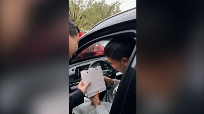 Шерхану Калмурза подарили авто