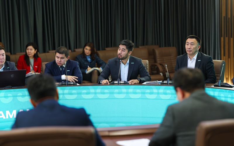 «Qaryzsyz qoǵam»: partııa azamattarǵa qarjylyq qoldaýdyń jańa júıesin engizdi