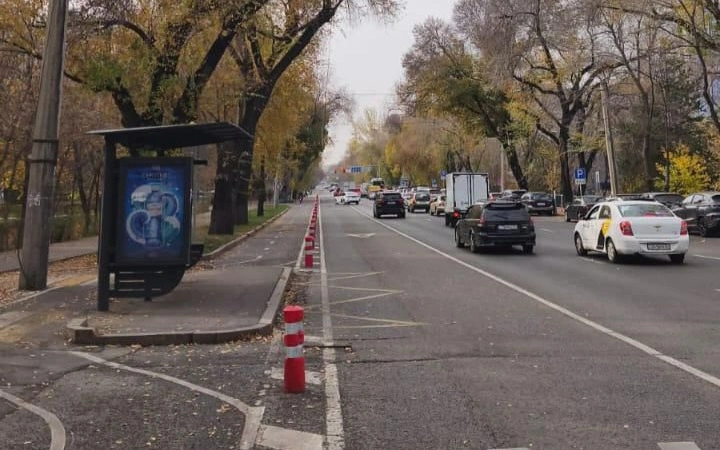 В Алматы демонтируют болларды вдоль велополос