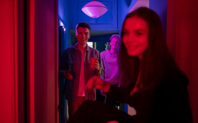 Около 2 тысяч предпринимателей наказали за допуск детей в клубы и бары