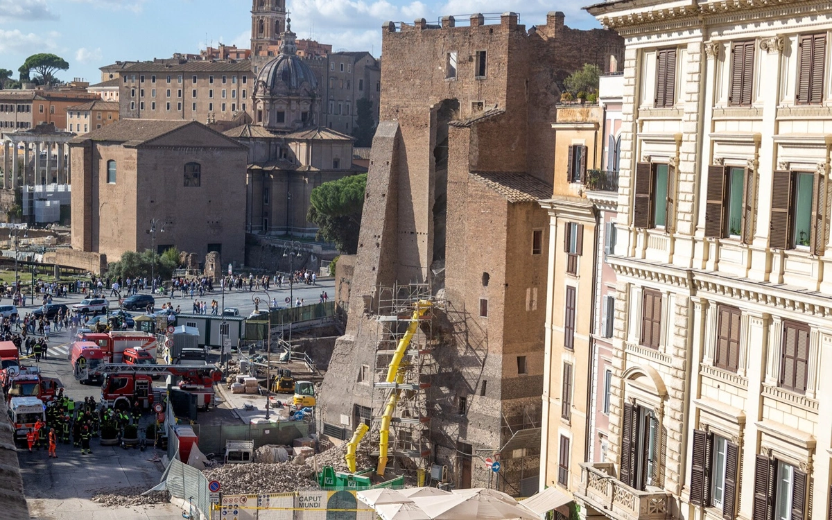 Кафеде үстел астындағы куннилингусты онлайн режимінде көріңіз