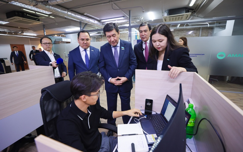 «Qaryzsyz qoǵam»: partııa azamattarǵa qarjylyq qoldaýdyń jańa júıesin engizdi