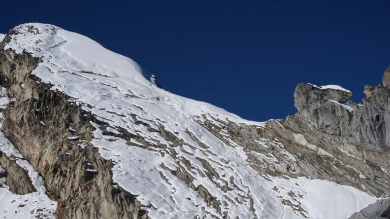 Продолжаются поиски альпинистов, погибших под лавиной в Непале