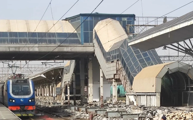 демонтаж перрона на вокзале Алматы-1