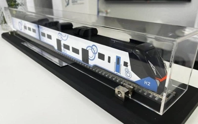 Ресейлік жолаушы пойыз жолсерігін ұрып тастады.