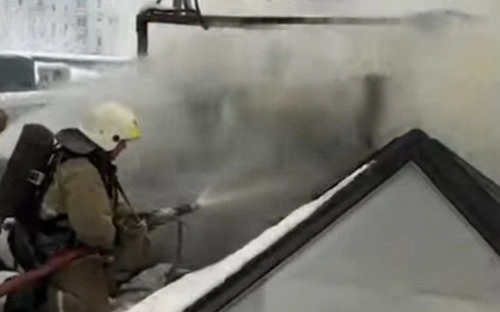 В Алматы тушат кровлю здания