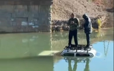 Túrkistan oblysynda eki adam mingen kólik sýǵa túsip ketti