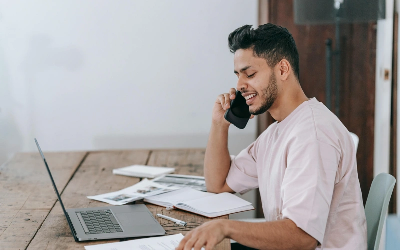 Bankter telefonmen sóılesý kezinde aýdarymdardy buǵattaıdy