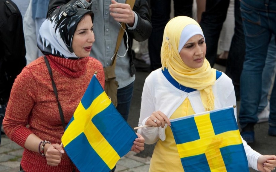 Кира Косарин эротикасы Орыс порносы жыныстық қатынас кезінде күйеуін қорлайды