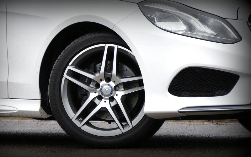 В Семее мусоровоз провалился колесом в асфальт