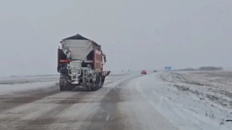 Движение на трассах в двух регионах восстановлено после метели