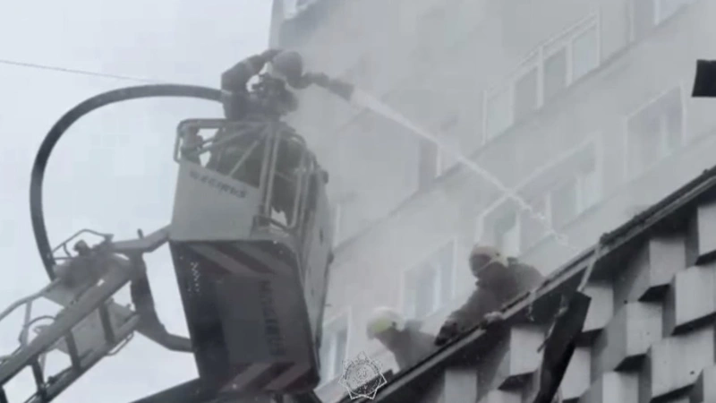 Пожар в административном здании в центре Алматы потушен