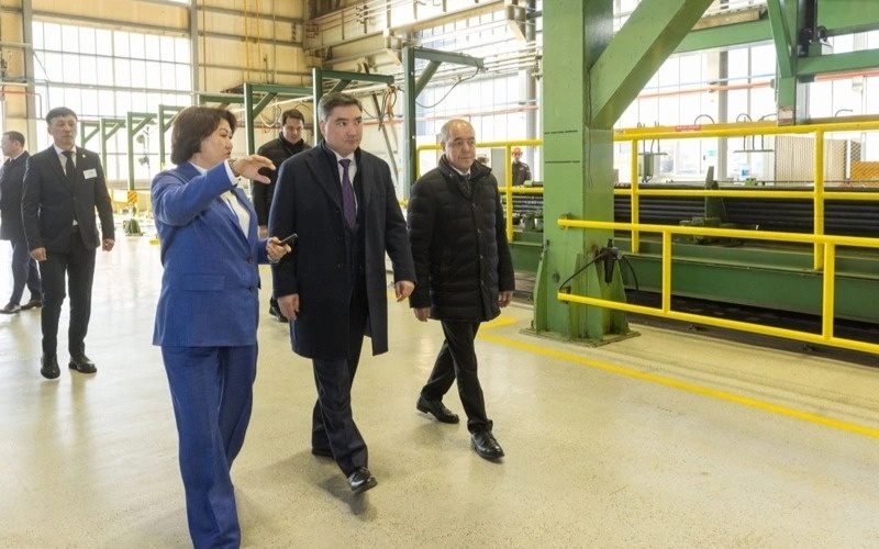 Oljas Bektenov Oralda jergilikti kásiporyndardyń tynys-tirshiligimen tanysty Oljas Bektenov Oralda jergilikti kásiporyndardyń tynys-tirshiligimen tanysty