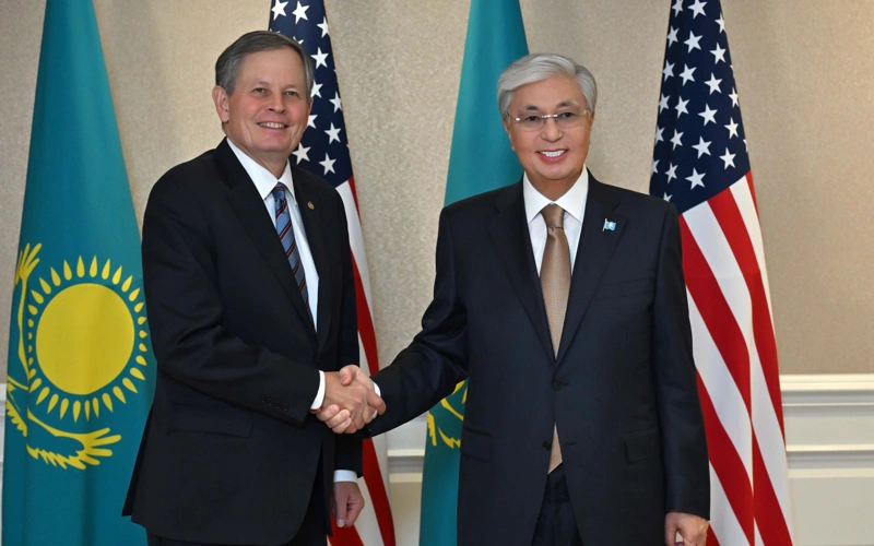  President Tokayev bestows Dostyq Order on U.S. Senator Steve Daines