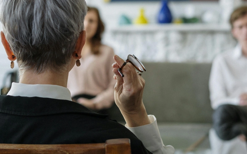 Рушатся семьи, люди берут кредиты: сенатор призвал ужесточить контроль за коучами