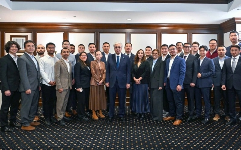 Президен стартапчилар билан бирга Президент стартапчилар билан бирга