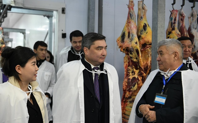 Oljas Bektenov Oralda jergilikti kásiporyndardyń tynys-tirshiligimen tanysty Oljas Bektenov Oralda jergilikti kásiporyndardyń tynys-tirshiligimen tanysty