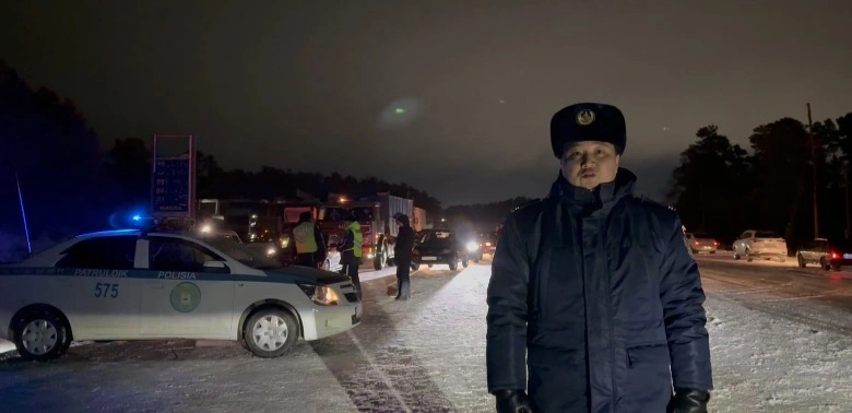 Semeıden Pavlodarǵa bet alǵan 50 avtokólik boranda jolǵa shyǵa almaı tur