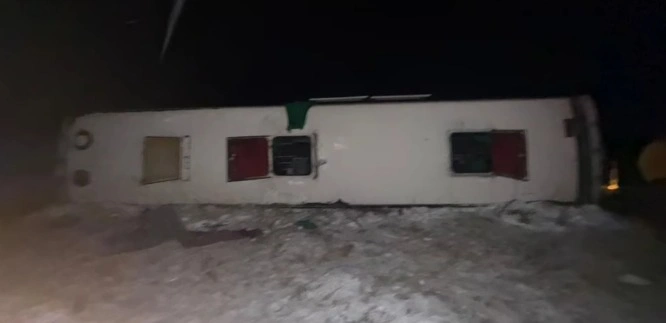 Pavlodar oblysynda jolaýshylar avtobýsy aýdarylyp, bir adam qaza tapty