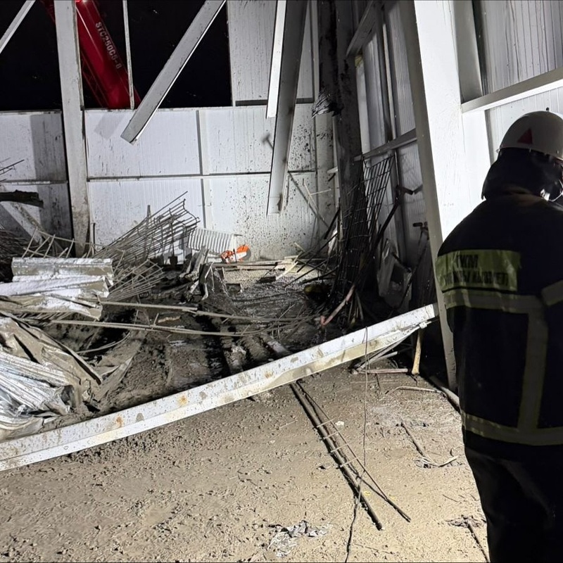 Несколько человек пострадали при обрушении здания строящейся школы в Павлодаре обрушение кровли