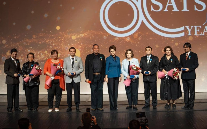 Prezıdent Natalııa Sats atyndaǵy teatrdy 80 jyldyq mereıtoıymen quttyqtady 