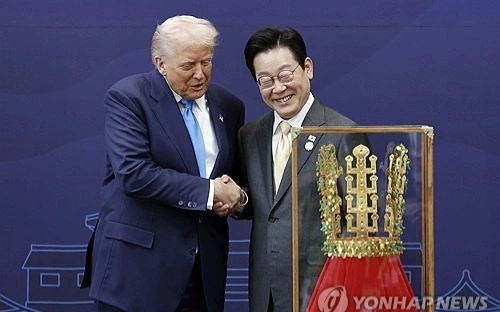 South Korea's President awards Trump with replica of ancient gold crown, highest state medal  