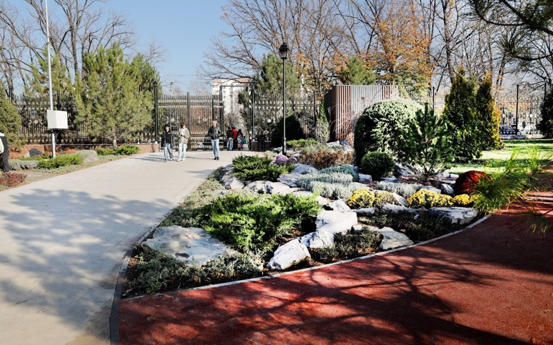 Алматыда Назарбаев даңғылы бойында жаңа сквер ашылды