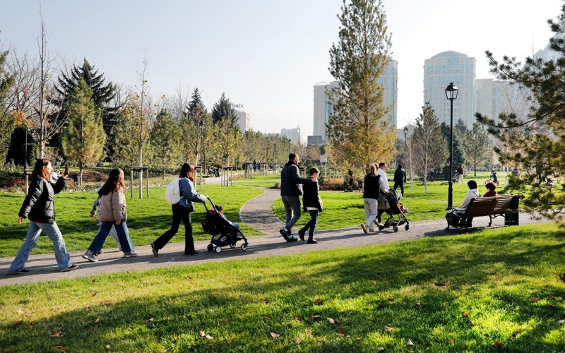 Алматыда Назарбаев даңғылы бойында жаңа сквер ашылды