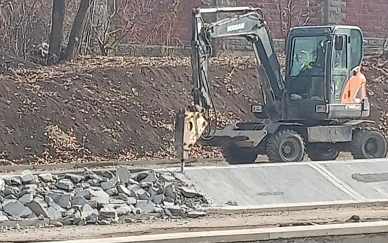 Almatylyqtar Esentaı ózeni jaǵalaýynda jańa beton qaıta buzylǵanyna shaǵymdandy