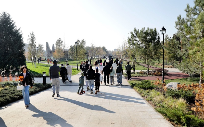 Алматыда Назарбаев даңғылы бойында жаңа сквер ашылды