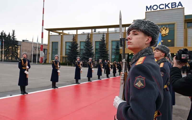 Vnýkovo-2 áýejaıynda mártebeli meımannyń kelýine oraı Máskeý garnızonynyń qurmet qaraýyly men áskerı úrmeli orkestri sap túzedi