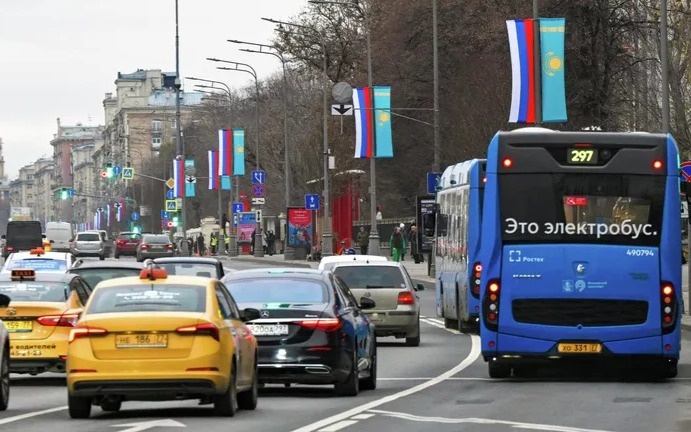 Москва готовится к визиту Токаева: на улицах города вывесили флаги двух стран