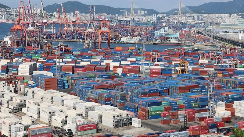 S. Korea's exports up 6.4 pct during first 10 days of Nov. on robust chip, auto demand