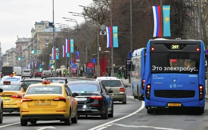 Москва готовится к визиту Токаева: на улицах города вывесили флаги двух стран