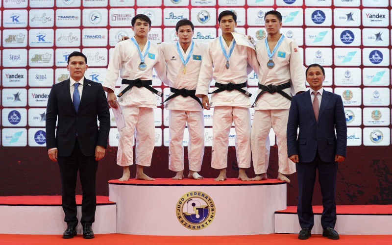 Ербол Мырзабосынов дзюдодан жүлде еншіліген жеңімпаздарды марапаттады