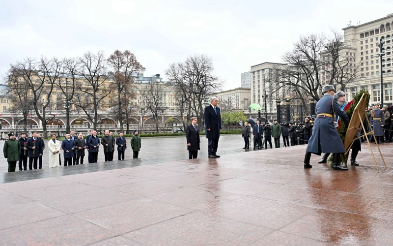 Prezıdent «Belgisiz jaýynger beıiti» eskertkish memorıalyna gúl shoǵyn qoıdy