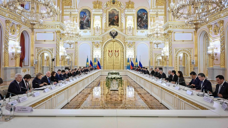 Қасым-Жомарт Тоқаев пен Владимир Путин екі ел делегацияларының қатысуымен кеңейтілген құрамда келіссөз жүргізді