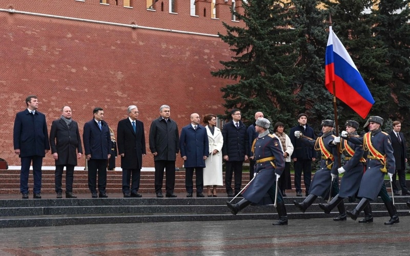 Президент Казахстана возложил цветы к «Могиле неизвестного солдата» в Москве
