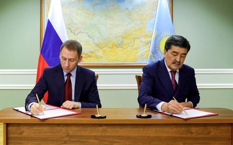 министры экологии и природных ресурсов РК и РФ - Ерлан Нысанбаев и Александр Козлов.