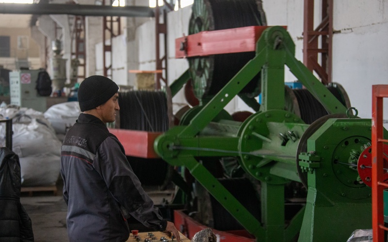 рабочие, завод