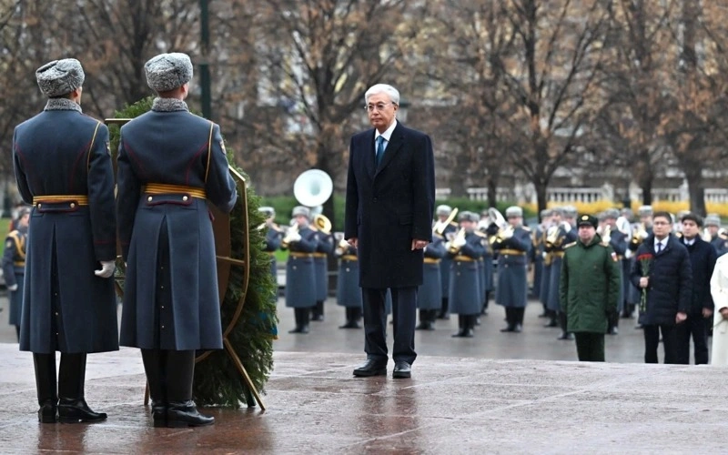 Kassym-Jomart Tokayev lays flowers at Tomb of the Unknown Soldier in Moscow