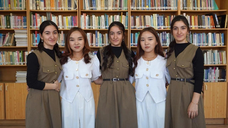 Әзербайжаннан келген үшем – Зехра, Эсра және Лала Азизовалар мен Қырғызстаннан келген егіздер – Батма және Зуура Акканалиевалар