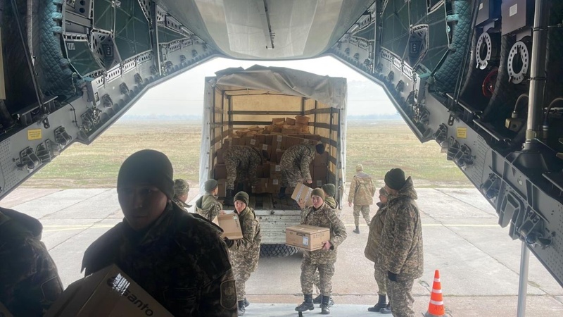 哈萨克斯坦向阿富汗灾区运送18吨人道主义援助