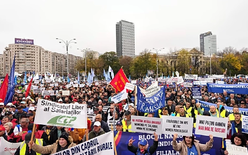 Тысячи людей вышли на улицы Бухареста с требованием повысить заработные платы