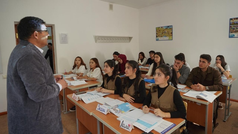 Әзербайжандық үшем мен қырғызстандық егіздер Түркістанда қазақ тілін үйреніп жүр Әзербайжандық үшем мен қырғызстандық егіздер Түркістанда қазақ тілін үйреніп жүр