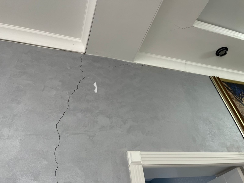 Дома повреждены из-за порыва водопроводной трубы в Шымкенте Дома повреждены из-за порыва водопроводной трубы в Шымкенте