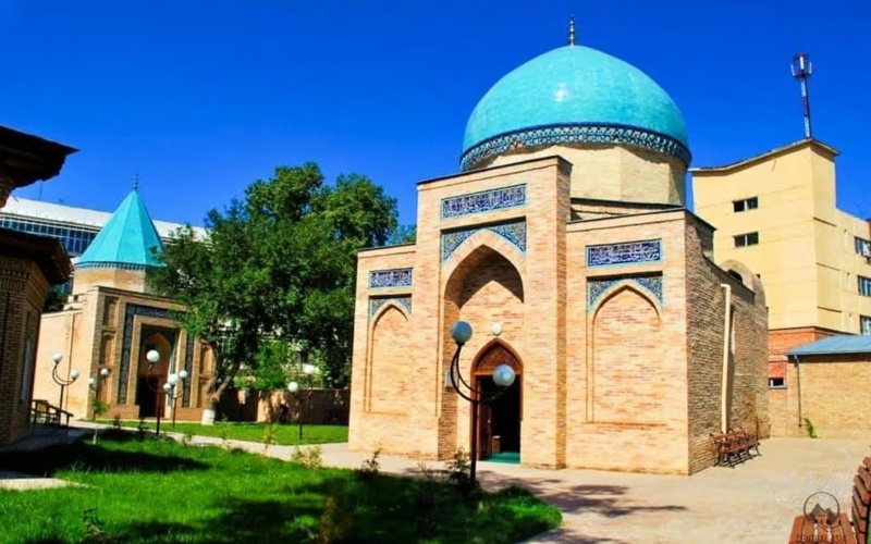 Мавзолей Толе би Мавзолей Толе би